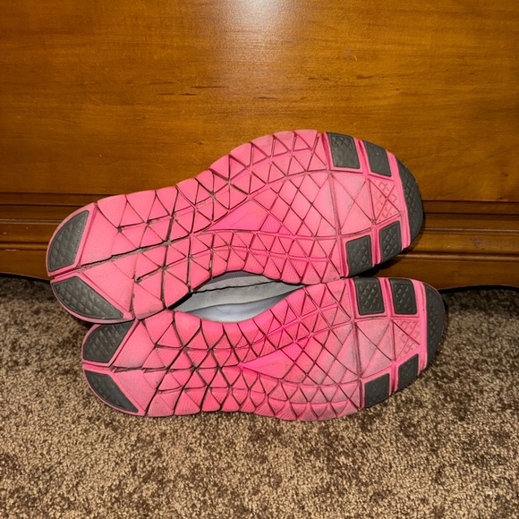 Woman’s Nike Running Shoes - Picture 6 of 7